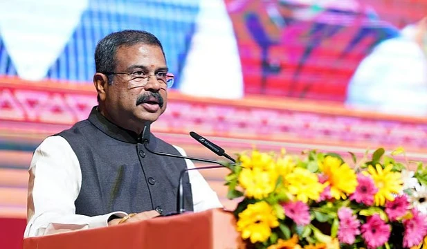 ‘তেলাপোকাদের’ আন্দোলনের মুখে পদত্যাগ করলেন ভারতের শিক্ষামন্ত্রী